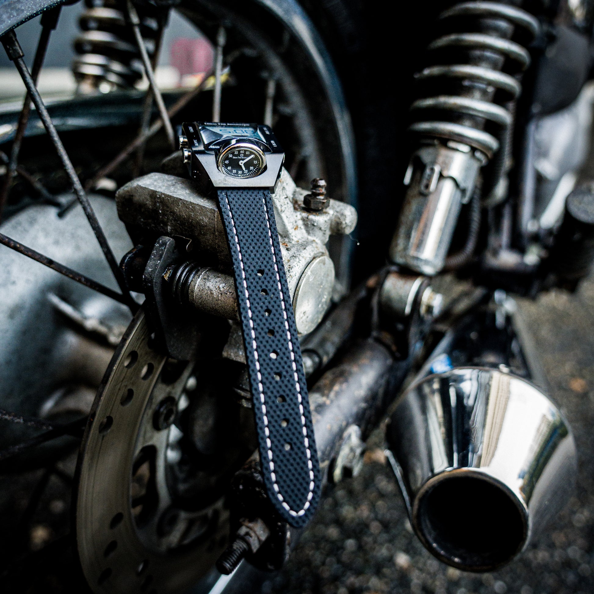 270 SERIES GURNEY BLACK 003-6 - Urban Time Imagination