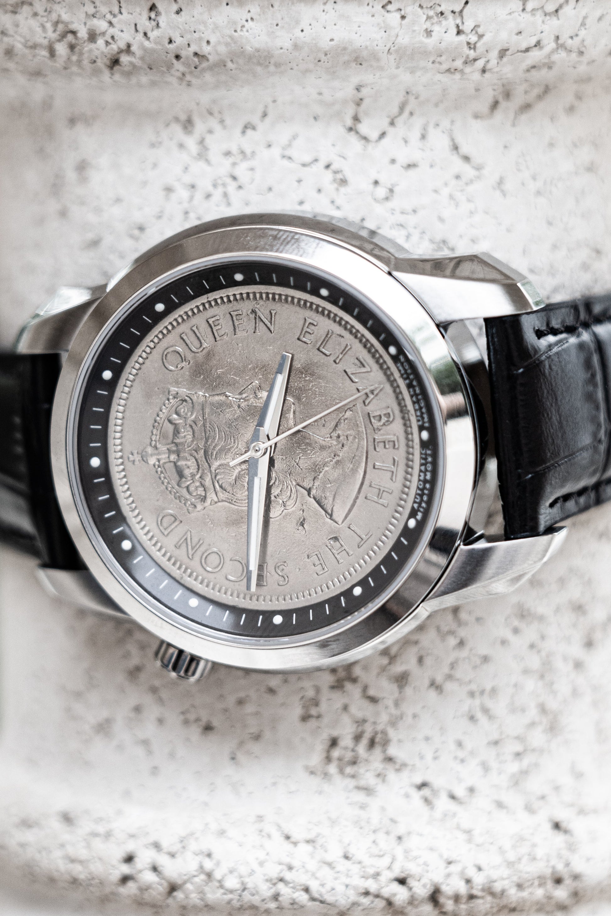 1970 QE2 CARBON BLACK GOLDEN JUBILEE - Urban Time Imagination